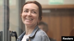 Jurnalista Europa Liberă Alsu Kurmașeva în timpul unei audieri într-o sală de judecată din Kazan, în Rusia, pe 31 mai 2024. Ea a fost condamnată la șase ani și șase luni de închisoare în baza controversatei legi a agenților străini.