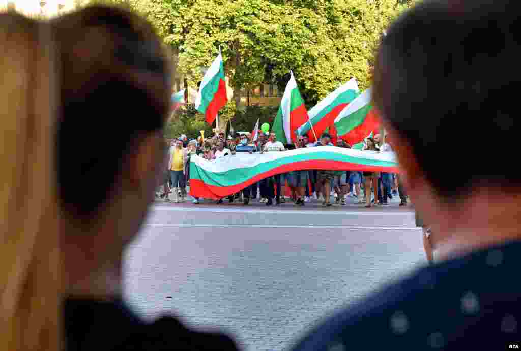 Протестиращите във Варна минаха по пешеходната зона, пред Окръжния съд и тръгнаха по булевард „Владислав Варненчик“.