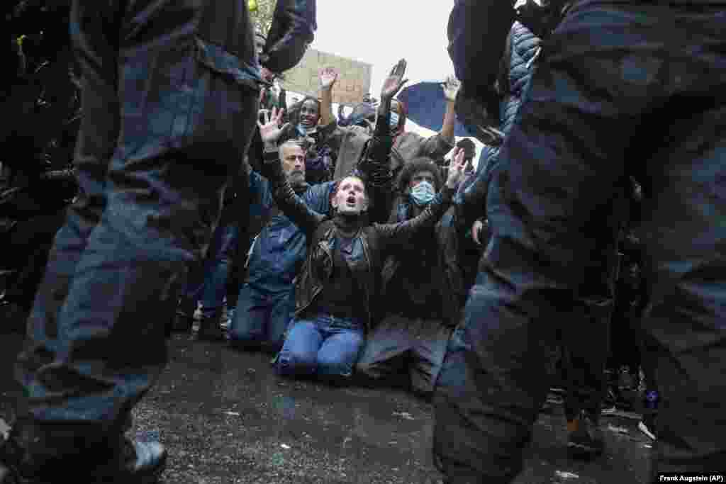 Демонстрантите клекнуваат по тепачката за време на маршот на &bdquo;Black Lives Matter&ldquo; во Лондон.