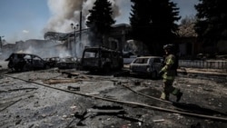Un pompier ucrainean, stingând un incendiul provocat de o dronă rusească care a lovit piața din orașul Drujkivka, regiunea Donețk, pe 2 august 2025