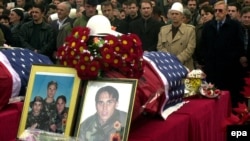 Građani Kosova odaju poslednju poštu braći Bitići, čija tela su pronađena u masovnoj grobnici 2001. godine (arhivska fotografija) 