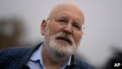 Social-democratul olandez, Frans Timmermans, luptă cu extrema-dreapta la el acasă, după alegerile câștigate în toamnă de anti-imigraționistul Geert Wilders, care încă n-a reușit să facă guvern, dar și în Uniunea Europeană.