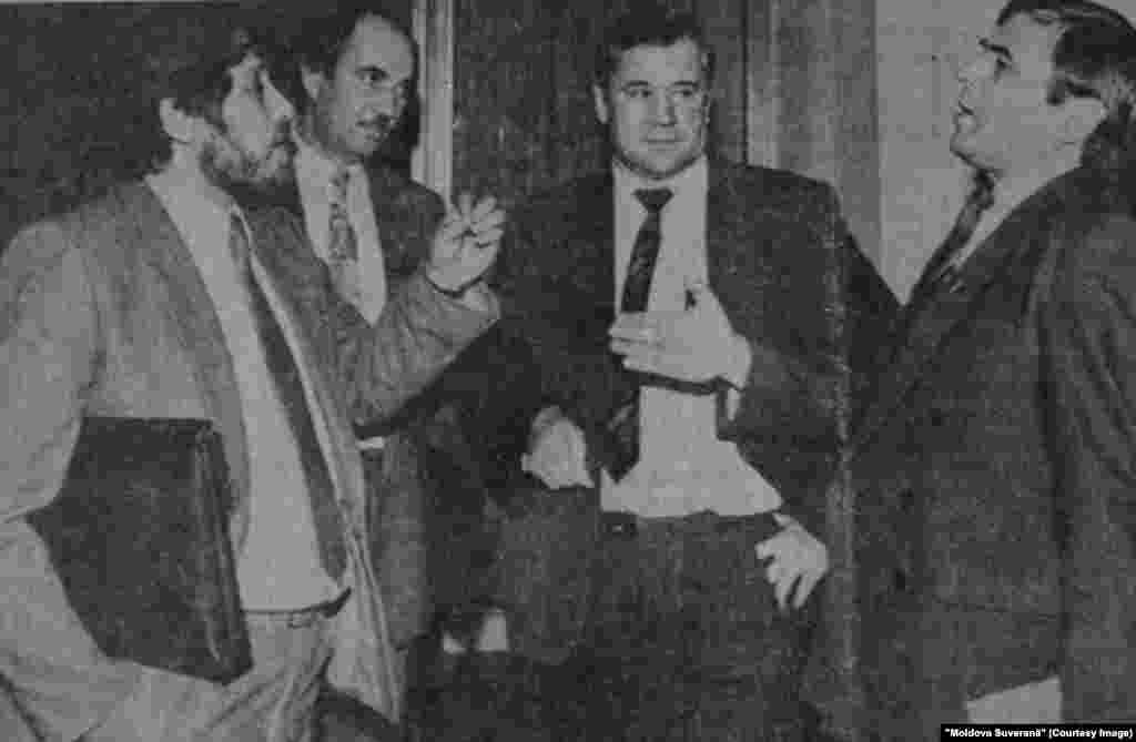 "Moldova Suverană", 27 ianuarie 1993, (de la stânga la dreapta) deputaţii Mihai Ghimpu, Constantin Tănase, Victor Puşcaş