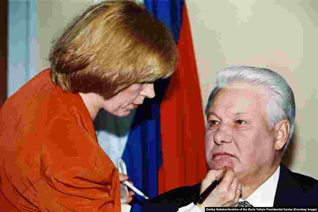 Елцин на шминкање пред телевизиското обраќање во Кремљ во август 1995 година.