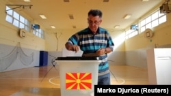 Një person duke votuar në referendumin e 30 shtatorit në Maqedoni.