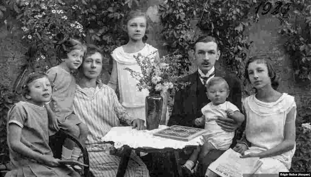 Fotografie reprezentând familia Kron în 1927 Această fotografie face parte dintr-un set de fotografii cumpărate de tatăl lui Szocs din piață. A fost publicată pe paginile de socializare ale Azopan, fără nicio informație legată de anul în care a fost realizată. Nu mult după aceea, oamenii au început să comenteze imaginea și​ întreaga istorie a familiei&nbsp;- și s-a aflat astfel că fata de la extremitatea stângă s-a sinucis iar băiețelul a făcut carieră mai târziu ca păpușar.
