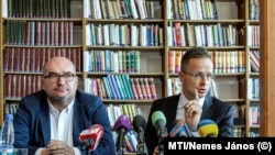 Brenzovics László, a KMKSZ elnöke és Szijjártó Péter külügyminiszter Beregszászon 2019-ben