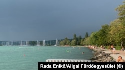 A part, háttérben a kikötővel
