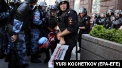 Поліція затримує людей під час акції в центрі Москви, Росія, 27 липня 2019 року
