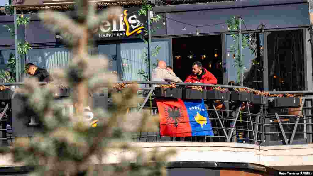 Edhe bizneset ishin kujdesur të vendosnin flamurin shqiptar si dhe atë kosovar. 