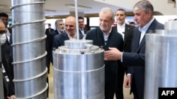 Presidenti Masud Pezeshkian (i dyti djathtas) dhe kreu i Organizatës së Energjisë Atomike të Iranit, Mohammad Eslami (djathtas) në Ditën Kombëtare të Teknologjisë Bërthamore në Teheran, 9 prill