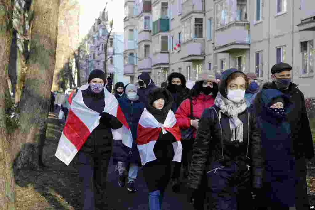 У Білорусі 120-й день поспіль тривали акції протесту проти фальсифікації результатів президентських виборів 9 серпня і сваволі силовиків. Силові структури, зі свого боку, масово затримували демонстрантів. Правозахисний центр &laquo;Весна&raquo;&nbsp;повідомляє про&nbsp;понад 300 затриманих. На фото:&nbsp;Демонстранти під час вмітингу в Мінську, 6 грудня 2020 року