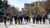 Kosovë: qytetarë në sheshin "Nënë Tereza" të Prishtinës

