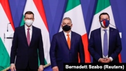 Orbán Viktor magyar miniszterelnök, Mateusz Morawiecki lengyel kormányfő, és Matteo Salvini, az olasz Északi Liga párt vezére egy budapesti sajtótájékoztatón, 2021. április 1-én