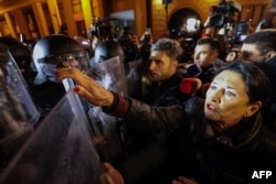 Președinta georgiană, Salome Zurabișvili, alăturându-se protestelor pro-europene de la Tbilisi, pe 28 noiembrie 2024