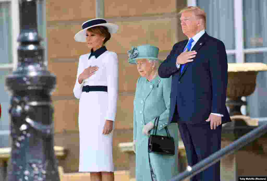 Predsednik SAD Donald Tramp i prva dama SAD Melanija Tramp prisustvuju ceremoniji dobrodošlice sa britanskom kraljicom Elizabetom u Bakingemskoj palati, u Londonu, 3. juna 2019. 