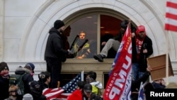 Nadležna istražna komisija sigurna je da je postojala barem neka koordinacija između Trumpove administracije i organizatora napada na Kapitol 6. januara(Foto: Napad na Kapitol 6. januara 2021.)