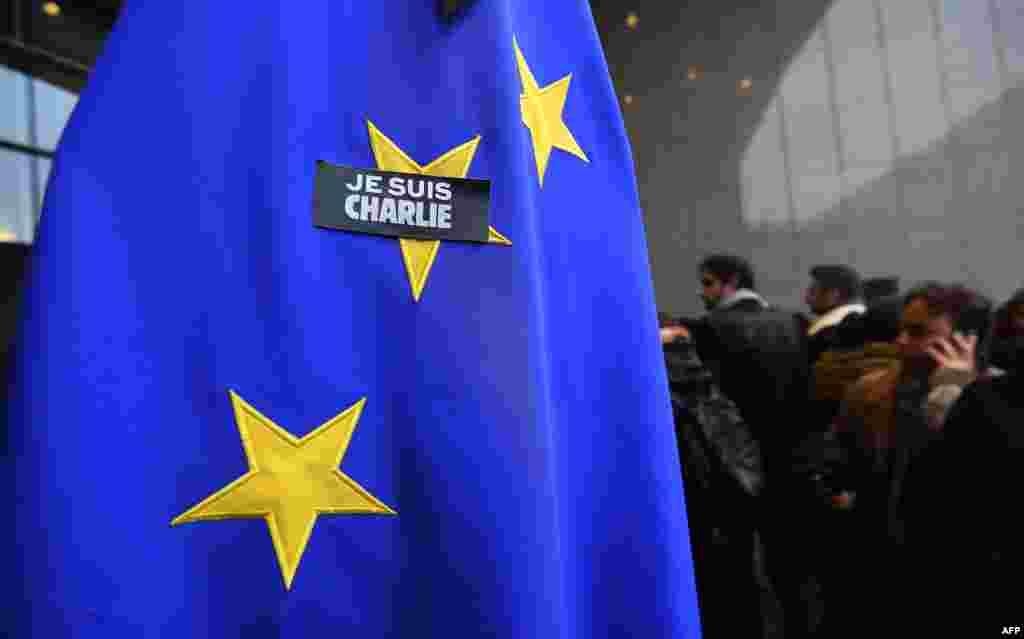 Здание Европейского парламента в Брюсселе - стикер "Je suis Charlie" на флаге Евросоюза 