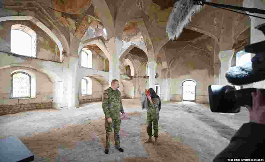 Presidenti i Azerbajxhanit, Ilham Aliyev, dhe gruaja e tij - e cila është gjithashtu nënkryetare e vendit - pozojnë me një Kuran brenda xhamisë kryesore më 22 nëntor. Lohr shton se ai &quot;natyrisht është i shqetësuar sepse nuk është e lehtë të kapërcehen të gjitha këto emocione të lidhura me luftën me &quot;kaq shumë padrejtësi që ndodhin atje &quot;.