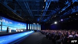 Putin se adresează participanților la Forumul Economic Estic de la Vladivostok. În marginea lui a vorbit despre cum vede el evoluția frontului din Ucraina. 
