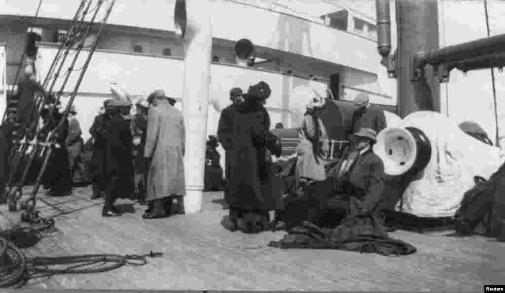 Grupa preživjelih sa &quot;Titanica&quot; na palubi broda &quot;Carpathia&quot; nakon &scaron;to su spa&scaron;eni.