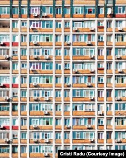 A raidenbucharest néven posztoló Radu a hétköznapokban is megtalálja a különlegességet – mint például egy fővárosi lakóépületben