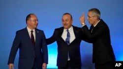 Ministrul turc de Externe, Mevlüt Çavuşoğlu (centru) la summitul NATO din noiembrie 2022 de la București, cu omologul român Bogdan Aurescu și secretarul general al NATO, Jens Stoltenberg. Medierea Turciei a fost vitală pentru ca Ucraina să exporte cereale prin Marea Neagră.