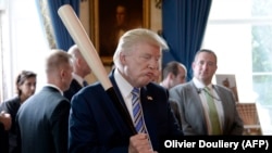  Президент США Дональд Трамп із бейсбольною битою (архівне фото)