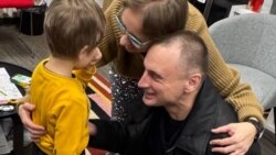 Három év belarusz fogság után elengedték a Szabad Európa újságíróját, Andrej Kuznyecsiket
