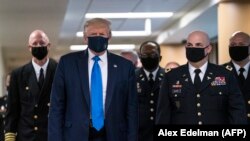 Дональд Трамп у масцы супраць каранавірусу наведвае Нацыянальны вайскова-мэдыцынскі цэнтар Уолтара Рыда ў штаце Мэрыленд , 11 ліпеня 2020 году 