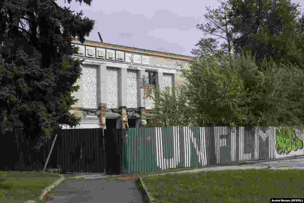 Cinematograful, construit de sovietici și inaugurat în 1957, și-a schimbat numele din „40 de ani ai Uniunii Tineretului Comunist” în „Gaudeamus” după destrămarea Uniunii Sovietice în anii '90. În 2004, clădirea, gestionată anterior de Ministerul Culturii, a fost preluată de SA „Cristivlad”. Șase ani mai târziu, conducerea companiei a privatizat și terenul aferent, anunțând intenția de a construi un bloc de 15 etaje. În 2016, proprietarul a început demolarea cinematografului, însă lucrările nu au fost finalizate. În prezent, ce a rămas din clădire este îngrădit în față, iar în spate servește ca parcare pentru angajații din zonă.