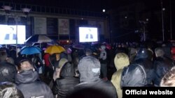 Граѓани го следат обраќањето на претседателот на СДСМ Зоран Заев на трибина „Вистината за Македонија“ во Универзалната сала во Скопје.