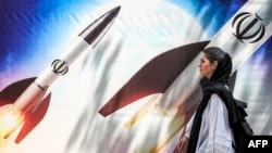 De la Revoluția Islamică din 1979, Iranul și Israelul sunt două state inamice, care vreme de mai mulți ani au purtat un „război din umbră”. Pe 15 aprilie, în centrul Teheranului au apărut afișe glorificând atacul masiv din ajun, cu rachete și drone, împotriva Israelului.