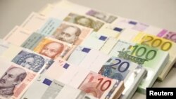 Razdoblje dvojnog optjecaja (prijelaznog razdoblja) u kojemu će se u optjecaju istodobno nalaziti kuna i euro trajati će 14 dana od datuma uvođenja eura.