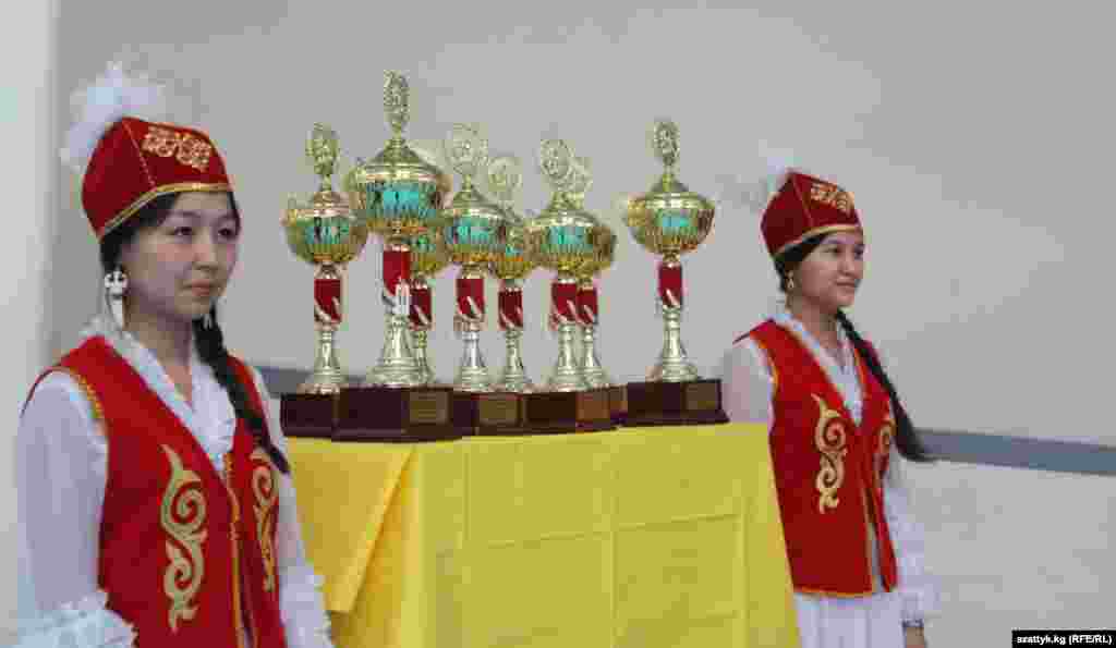 Жергиликтүү кыргыздар Эгемендик күнүндө “Манас” кубогу үчүн эркин күрөш боюнча мелдеш уюштурушту.