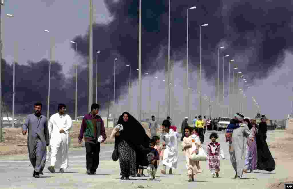 Stanovništvo u bjegstvu, Al-Basrah, 28. mart 2003. Foto: AFP / Tony Nicoletti 