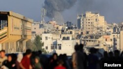 O lovitură aeriană în Gaza City duminică, 7 iulie. Luni dimineață, israelienii au început o ofensivă masivă, cu tancuri.