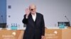 Scriitorul Salman Rushdie și-a pierdut un ochi după ce a fost înjunghiat, în timpul unui eveniment care îl avea ca invitat, de către un bărbat.