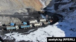 Нарындагы Кара-Кече көмүр кенинде кезекте турган машинелер.