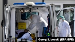 Амбулантно возило пред Инфективната клиника во Скопје.