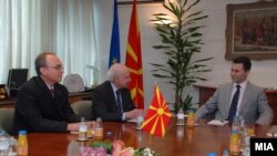Архивска фотографија: Средба на посредникот Метју Нимиц со македонскиот преговарач Зоран Јолевски и со премиерот Никола Груевски во Скопје на 7 јули 2009 година.