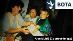 Allen Muhiq me prindërit që e birësuan, Advija dhe Muharemi. Gorazhde, 1996.