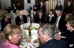 Președintele Rusiei, Vladimir Putin, alături de omologul său american, George W. Bush, în timpul unei recepții oferite de președintele României, Traian Băsescu (al doilea din dreapta) la București, în timpul summitului NATO din 2008. În stânga, jos, Angela Merkel.