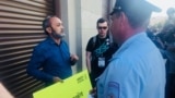 Бахром Хамроев на пикете в поддержку украинского режиссера Олега Сенцова в 2018 году. Через четыре года правозащитник был арестован в Москве и приговорен к 14 годам заключения