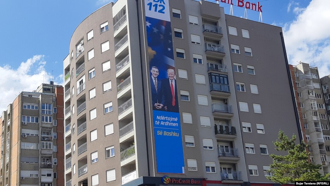 Kadri Veselji i Donald Tramp na plakatu, Priština