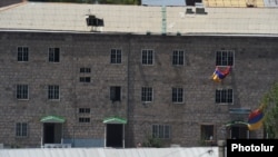 Ոստիկանության ՊՊԾ գնդի շենքը Երևանում, 22-ը հուլիսի, 2016թ.