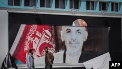 Portretul lui Ashraf Ghani la aeroportul din Kabul, 16 august 2021