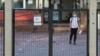 România nu e cu gândul la carantină dar continuă să închidă școlile. Cum face Europa