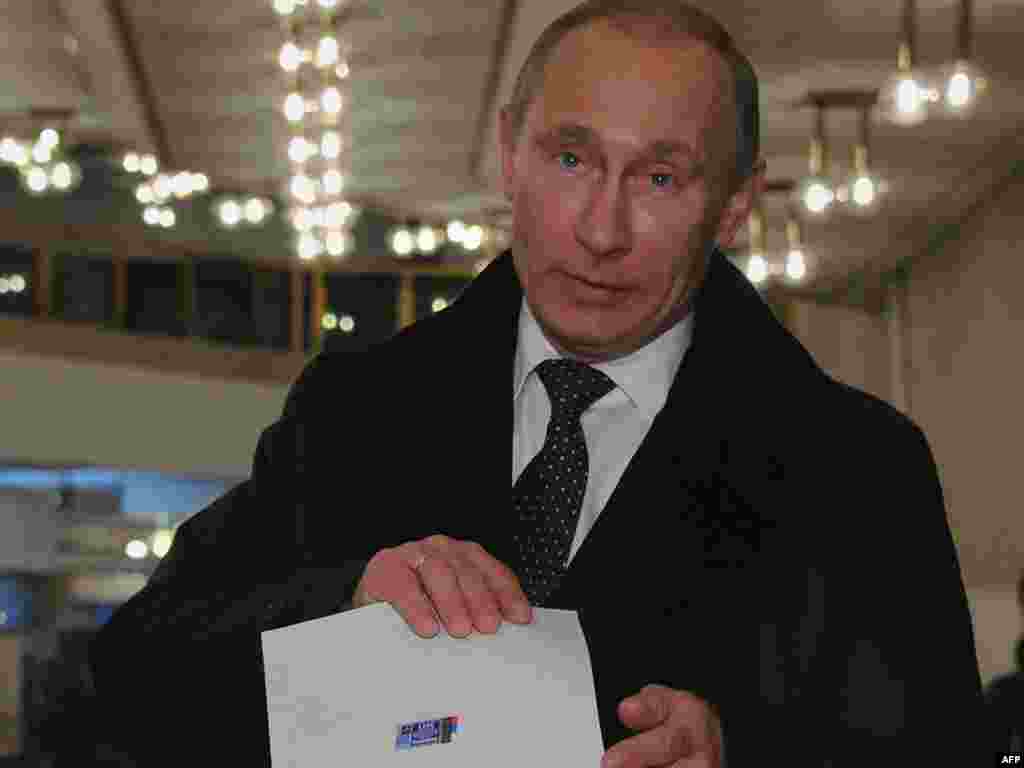 Орусиянын премьер-министри Владимир Путин Москвадагы шайлоо бекетинде добуш берди. 