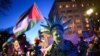 Un activist îmbrăcat ca Statuia Libertății, în cătușe, în timpul unei manifestații din Washington D.C. în sprijinul palestinienilor, în timpul vizitei premierului israelian Beniamin Netanyahu, 4 februarie 2025.